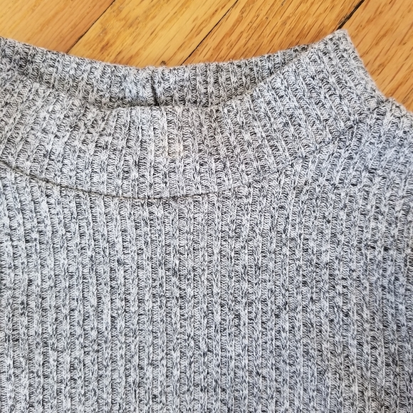 🌸 3/$15 Ribbed Off The Shoulder TurtleNeck XS - Picture 3 of 4